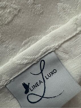 Linea Luxo White Textured pillowcase set of 4 20x25 pillow